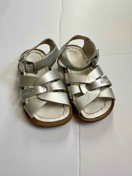 #162 Saltwater silver sandals size 6