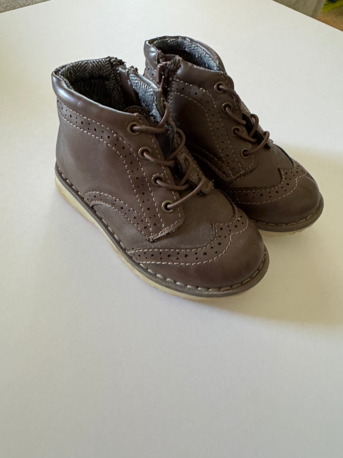 #92 boys size 9 brown winter boots