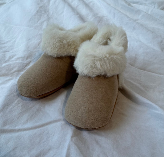 #113 Old Navy girls shoes size 6-12 month
