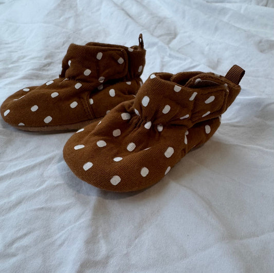 #113 Old Navy girls 0-3 month booties *reduced*