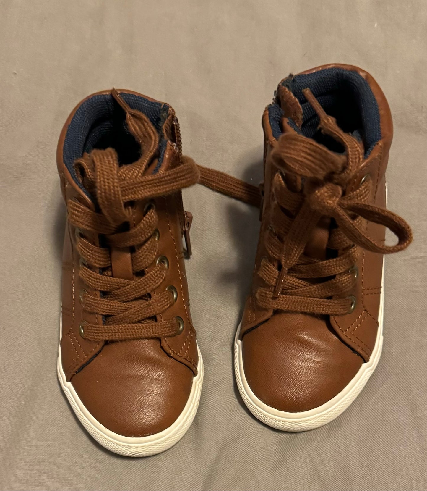 #86A boys boot. Cat and jack. Size 7