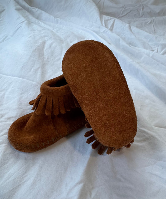 #113 Girls Minnetonka Booties Shoes Size 2