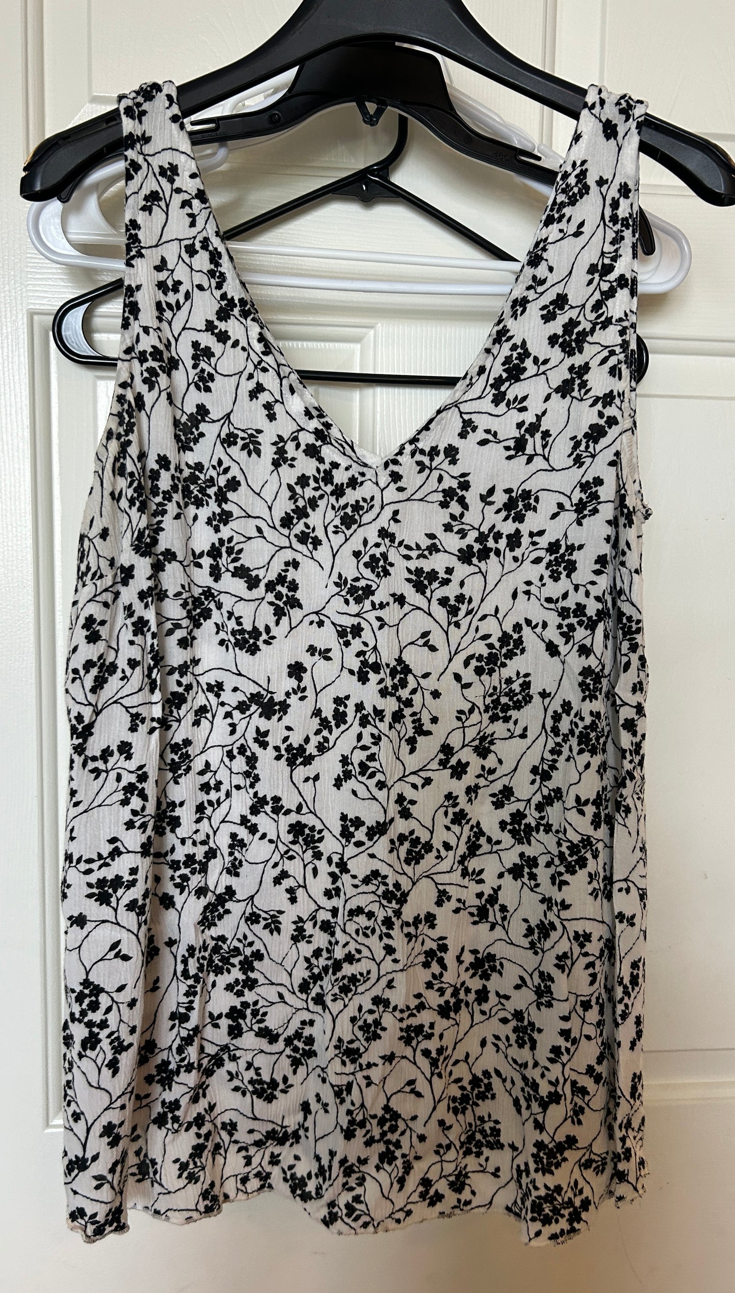 #34 motherhood maternity flowy tank size s