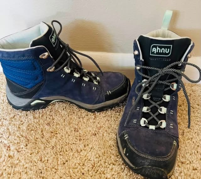 #92 Women’s size 6.5 Ahnu hiking boots