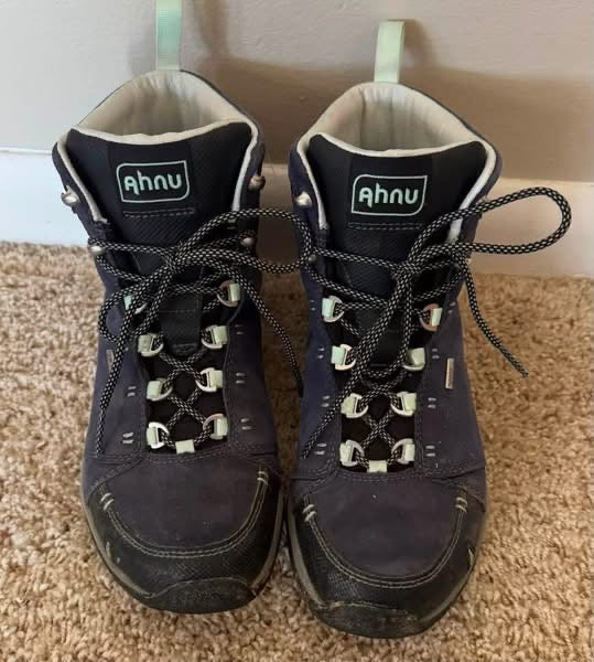 #92 Women’s size 6.5 Ahnu hiking boots
