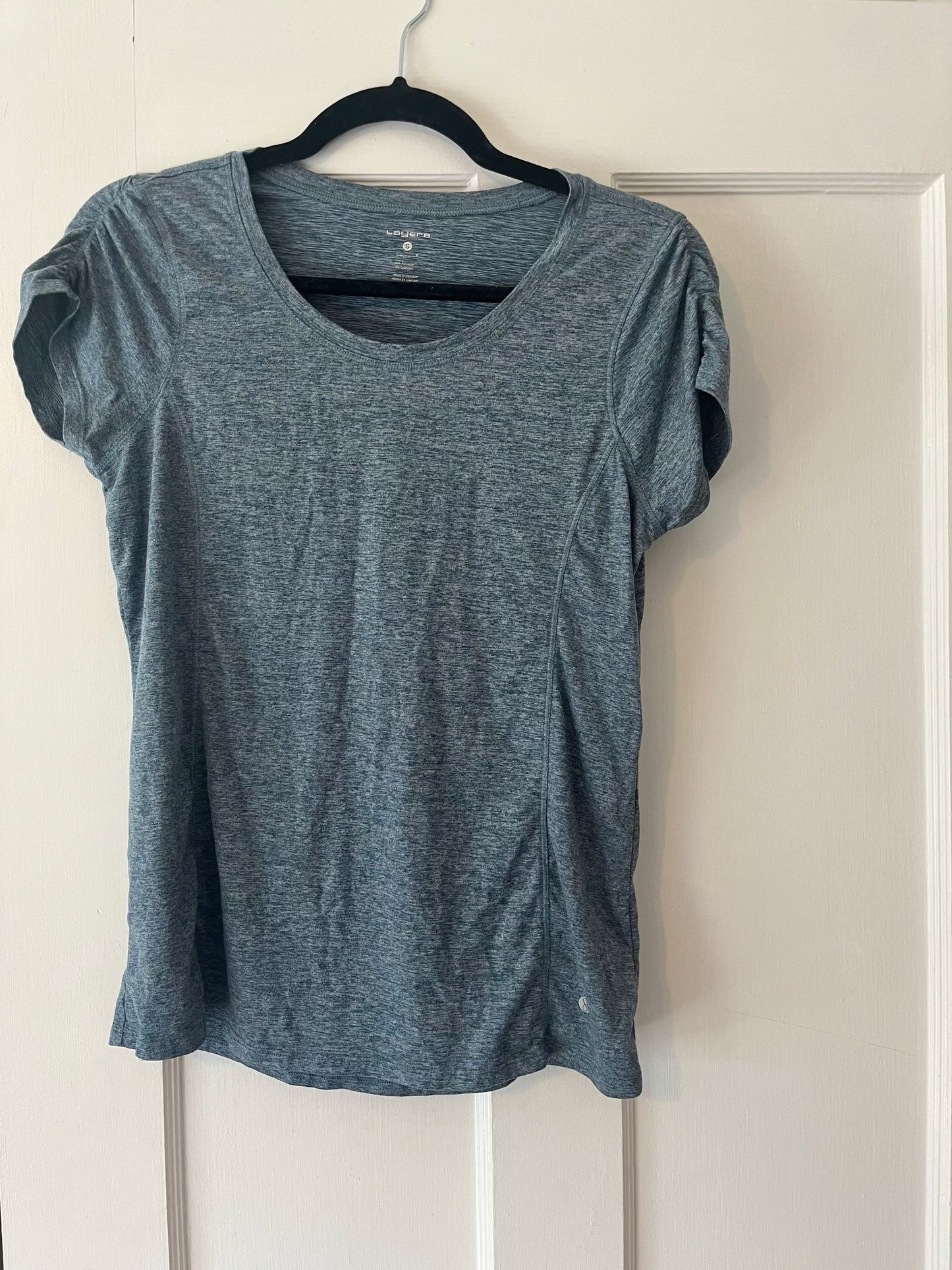 #109 Layer8 Workout top - size small