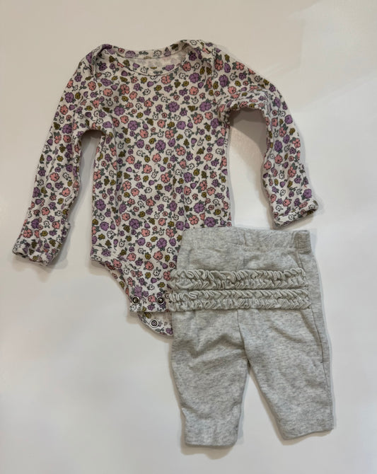 #38 Carter’s Newborn Girls Set Floral Onesie with Ruffle Pants