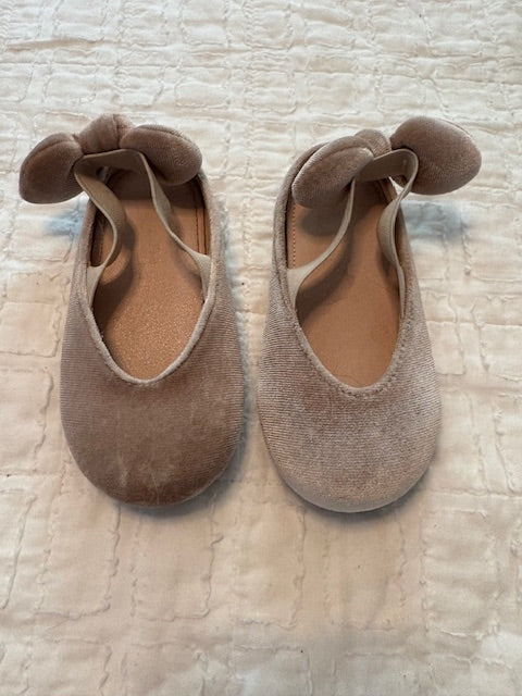 Seller 47 Sz 7 light pink velvet flats, EUC