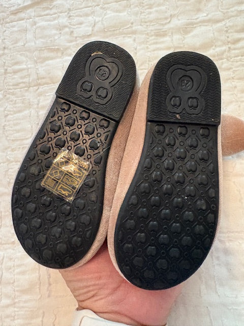 Seller 47 Sz 7 light pink velvet flats, EUC