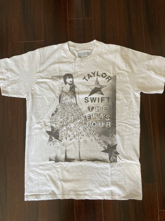 Size M authentic Taylor Swift  "The Eras Tour Photo Oversized T-shirt"  NWOT