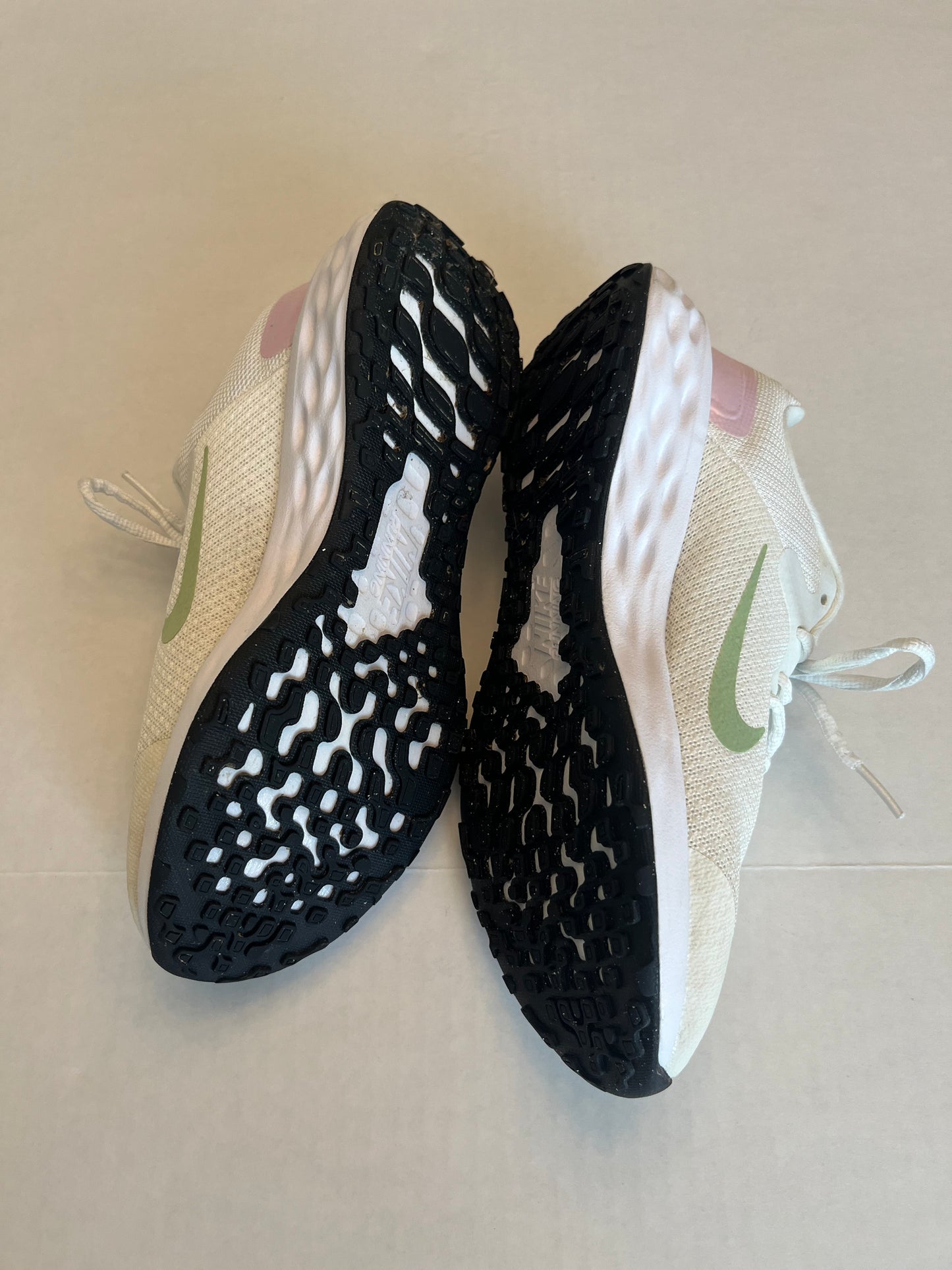 EUC Nike girls pink/white shoes. Size 4.5 Y. PPU Mariemont