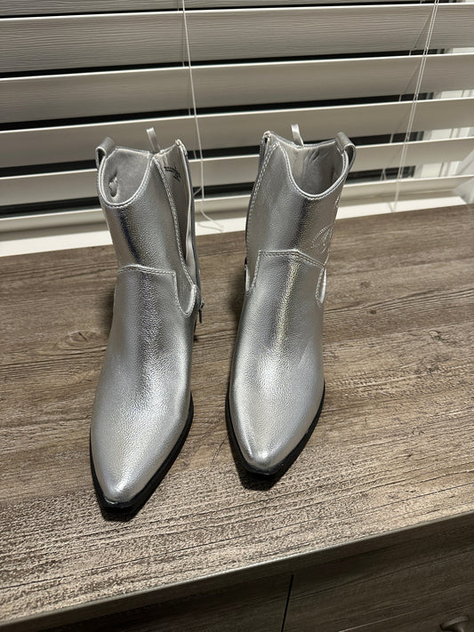 #214 Women's Silver Old Navy Boots- Size 7
