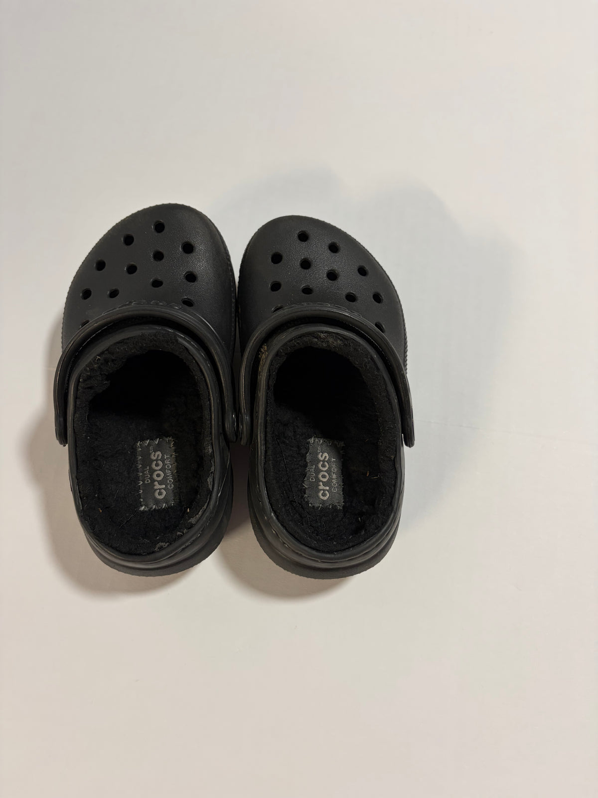 #27 Fur-lined Crocs, black size 8