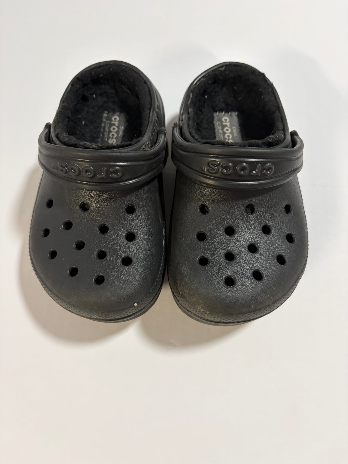 #27 Fur-lined Crocs, black size 8