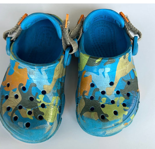 #34 boys crocs with abstract dinosaur print size 8