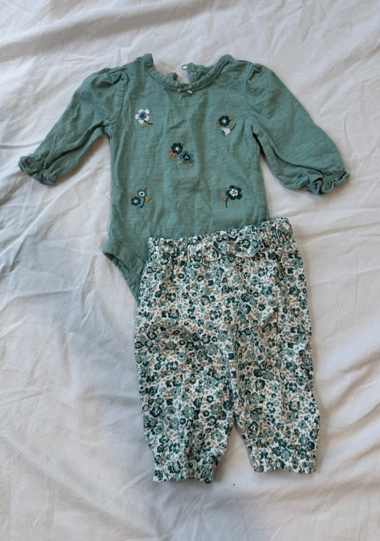 #113 Carter’s girls 3 month outfit