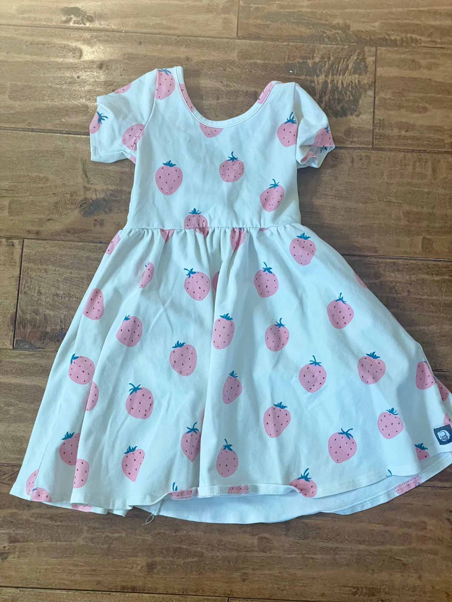 #199 Girls Elestory strawberry swirl dress with pockets size 3T