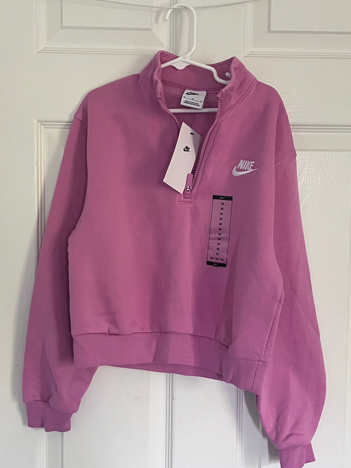 #125 NWT Nike Girls 1/2 zip Size M (10-12)