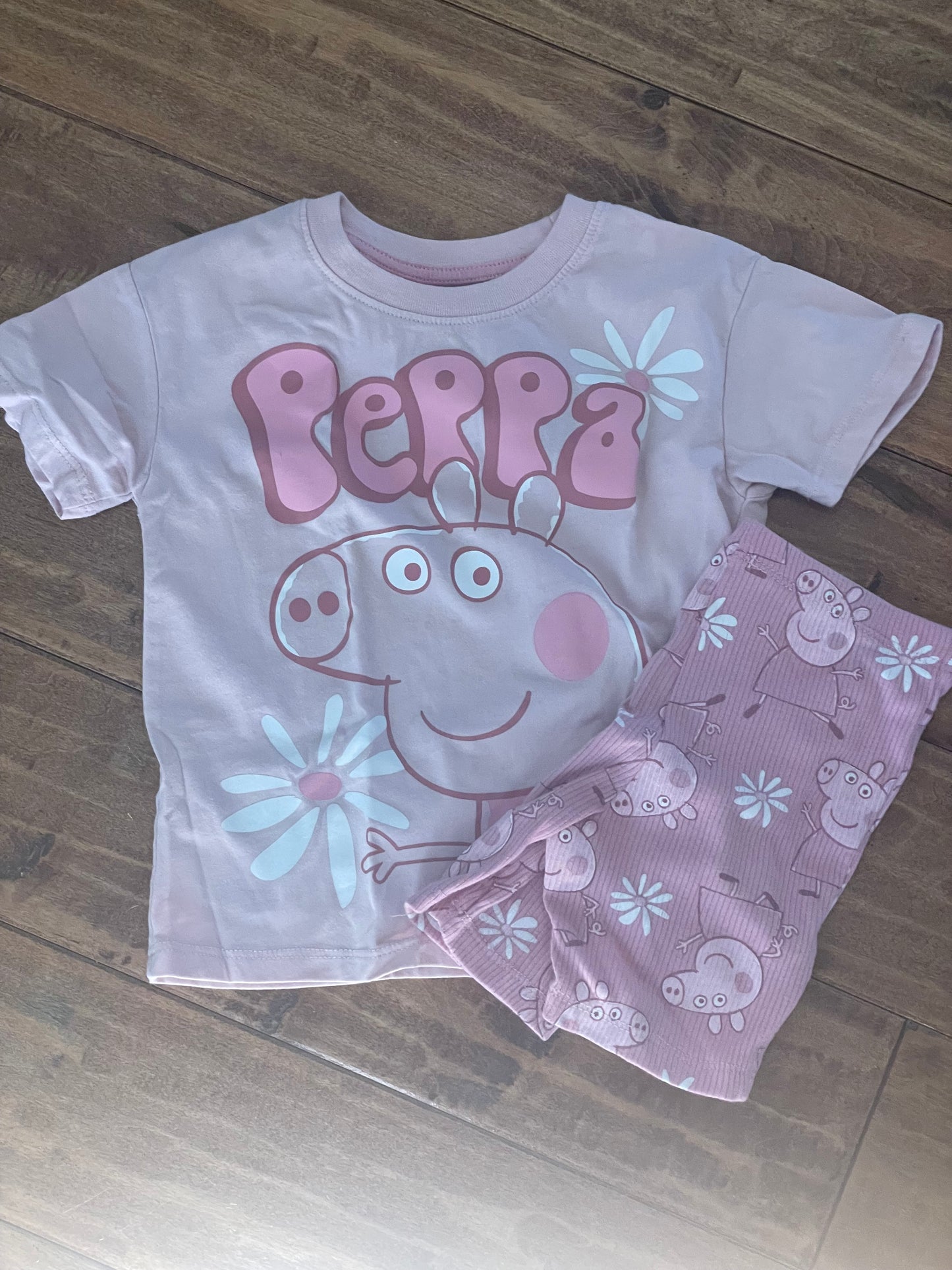 #199 Girls Peppa Pig shirt and shorts set size 3T