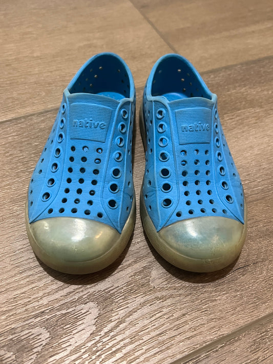 #90 Boys natives, size 9
