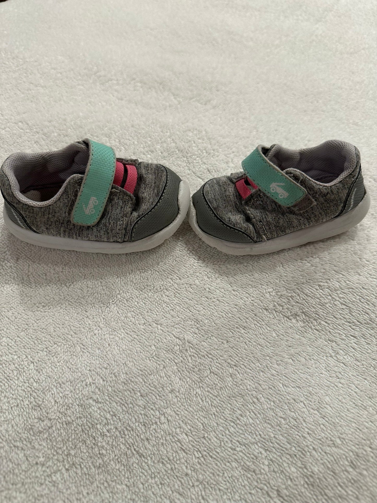 #85 REDUCED See Kai Run Grey Sneakers, Toddler Shoes 4