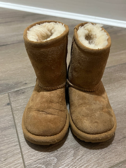 #90 Girls Uggs, size 8