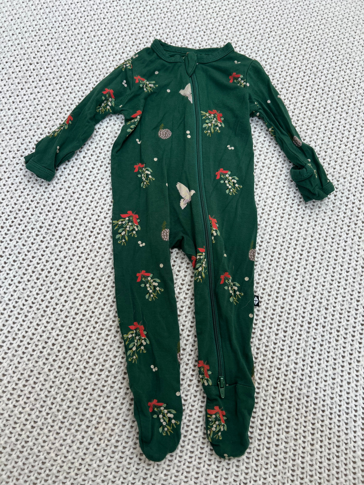 #157 EUC Kyte Baby Bamboo Onesie, 0-3M Christmas