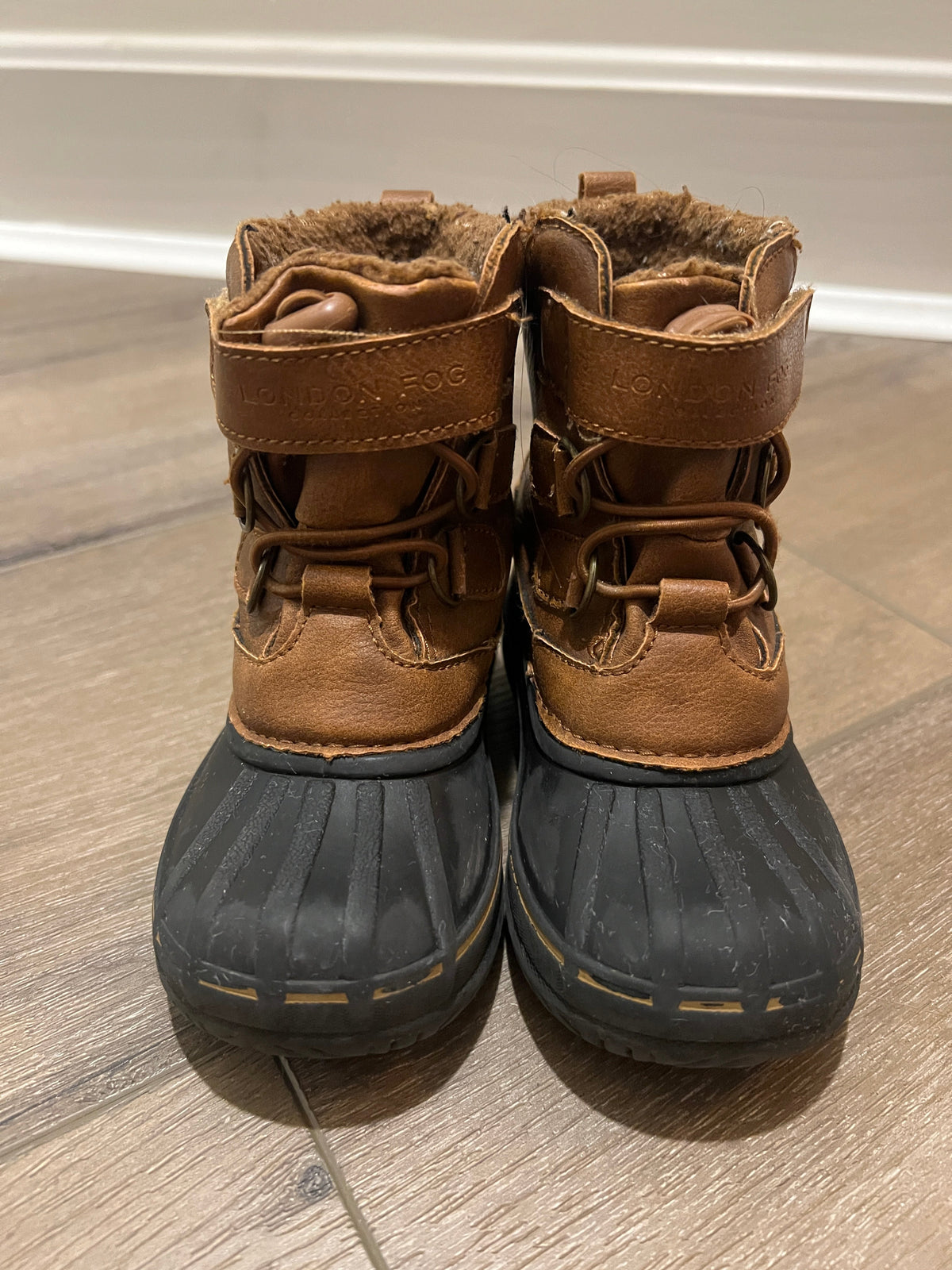 #90 Boys London Fog boots, size 8