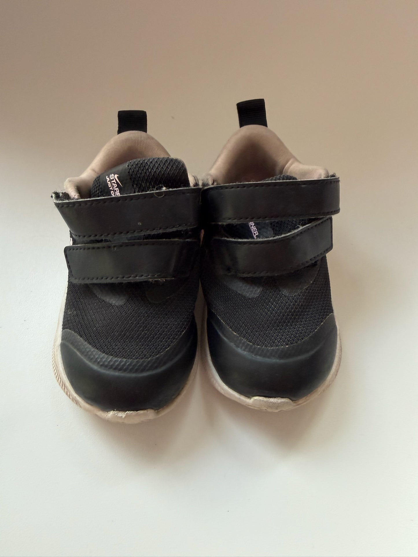 #117, Girls shoes 5c, Nike black w/ pink swoop, GUC