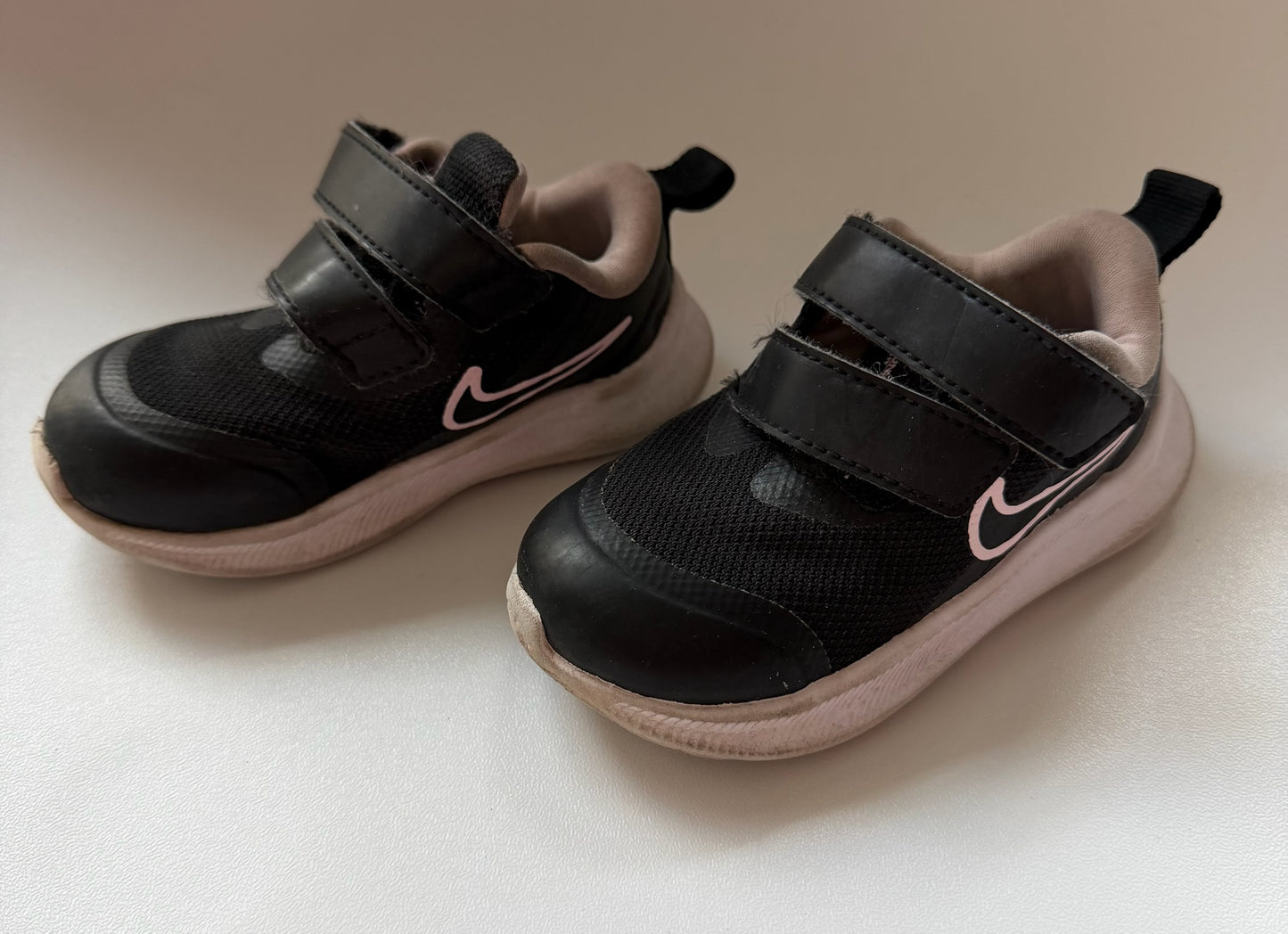 #117, Girls shoes 5c, Nike black w/ pink swoop, GUC