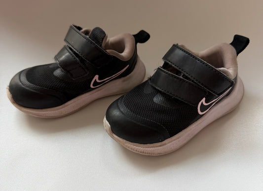 #117, Girls shoes 5c, Nike black w/ pink swoop, GUC
