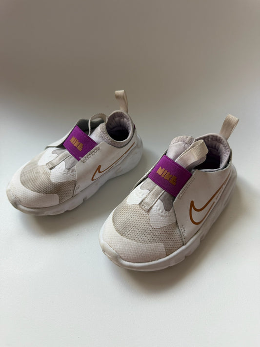#117, Girls shoes 7c, Nike white & purple w/ gold swoop, VGUC