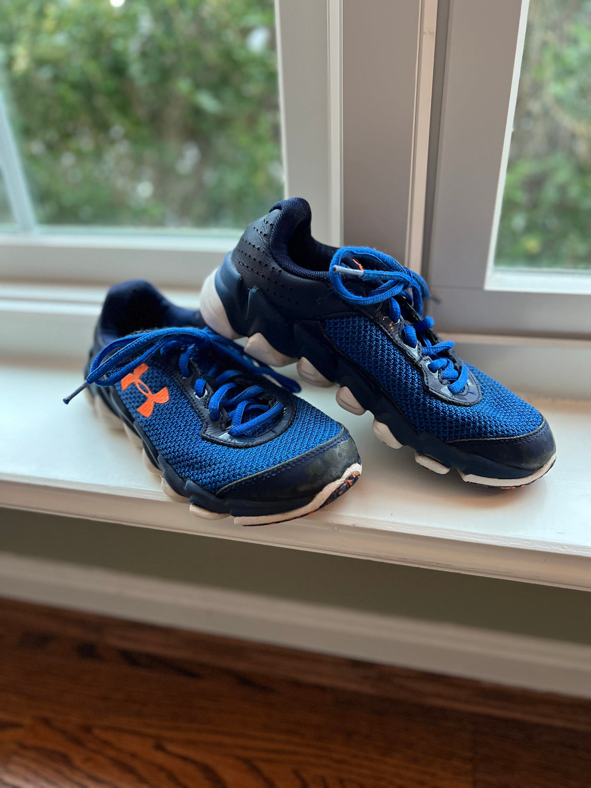 Seller #115 - Under Armour Boys Size 3.5 Blue & Orange Tennis Shoes, GUC