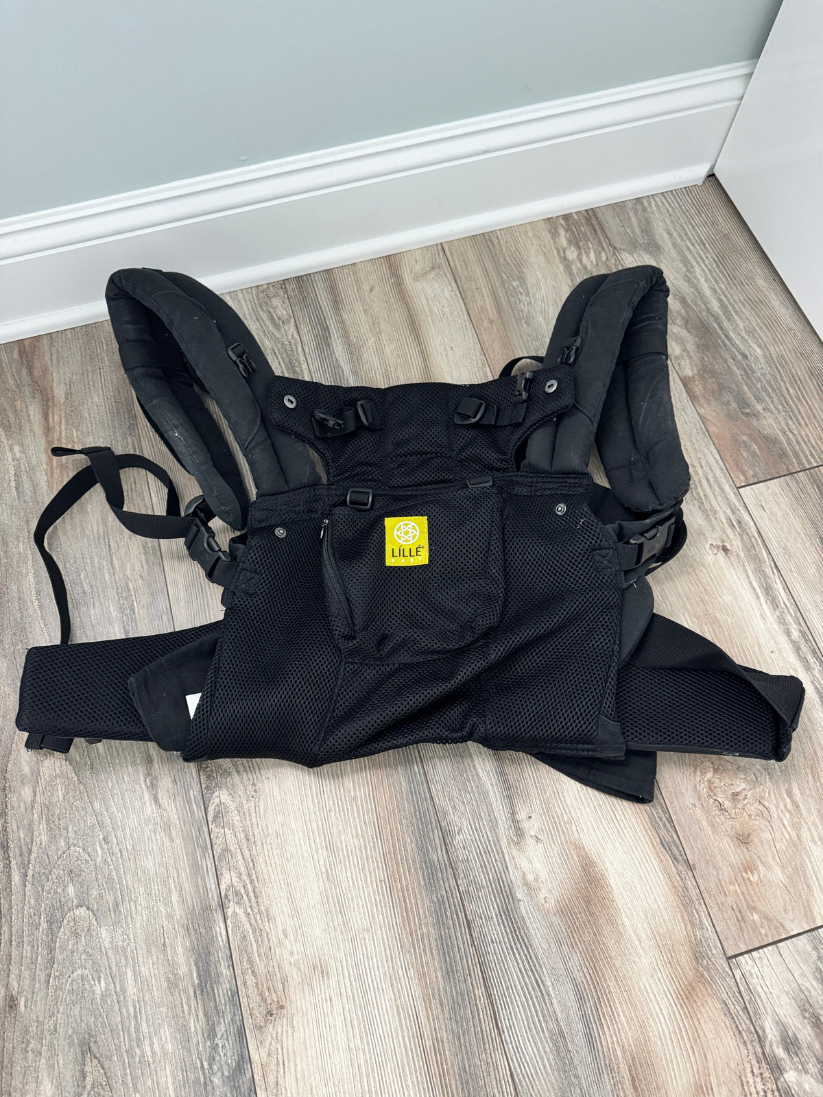 Seller #84 | EUC - Lille Baby 6-in-1 Carrier, Black