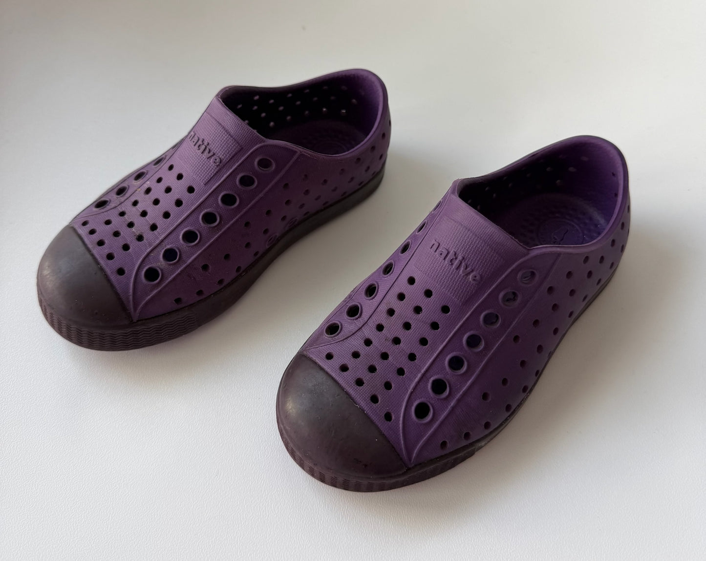 #117, Girls shoes 8c, Native dark purple shoes, VGUC