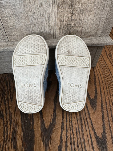 Tom's little girls size C6 denim shoes