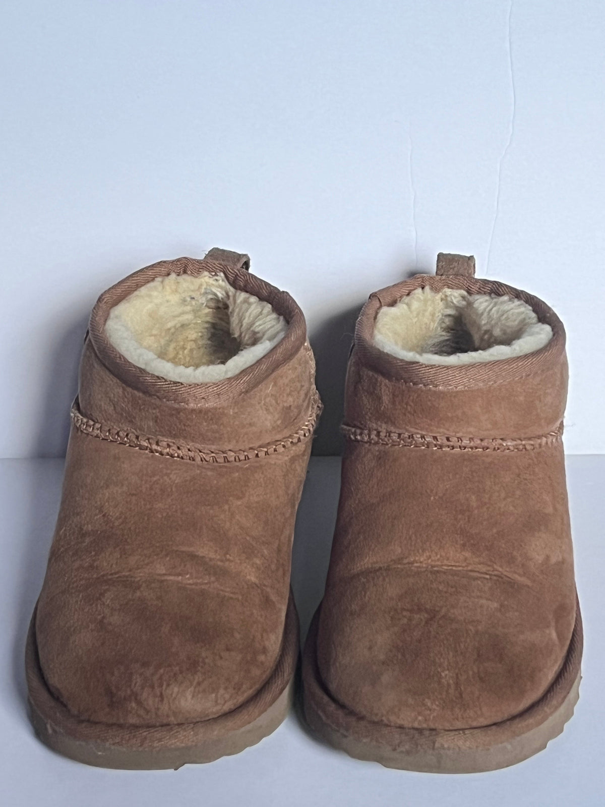 #125 Girls Ugg Ultra Mini boots Size 2
