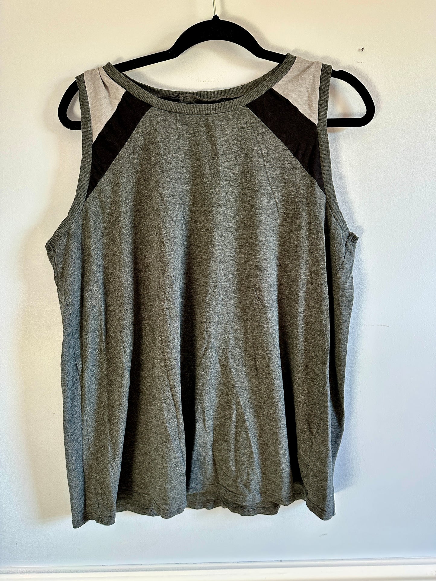 #26 Torrid Gray Work out top Size 2 (Womens 16-18)