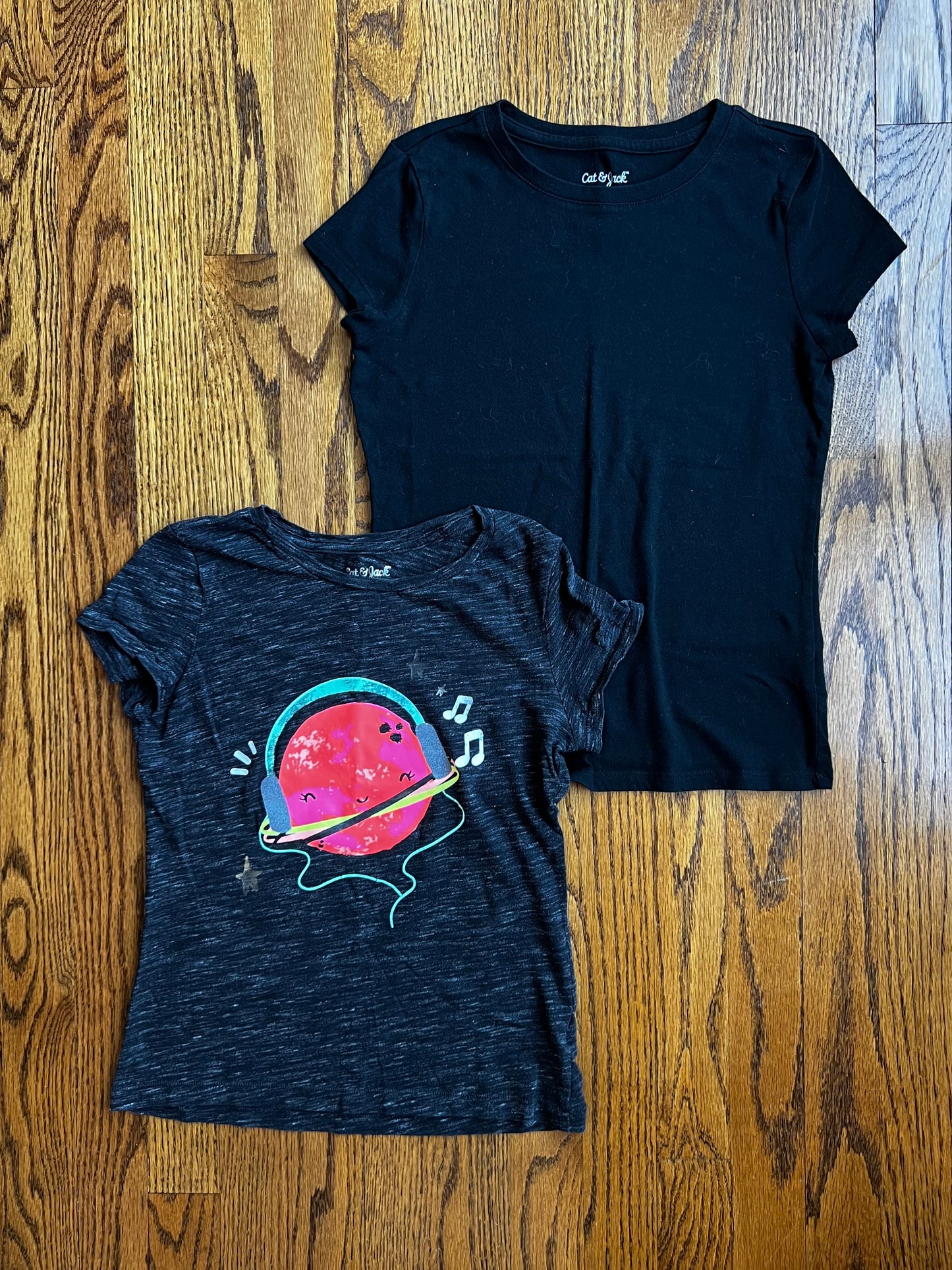 Seller #115 - Cat & Jack Girls Medium (7/8) Tees, Bundle of 2 (Planet & Plain Black), VGUC