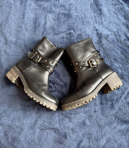 #74- size 6 boots