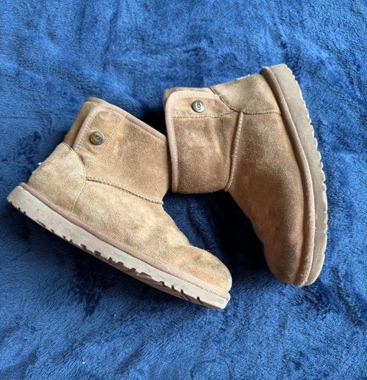 #74- UGG size 6