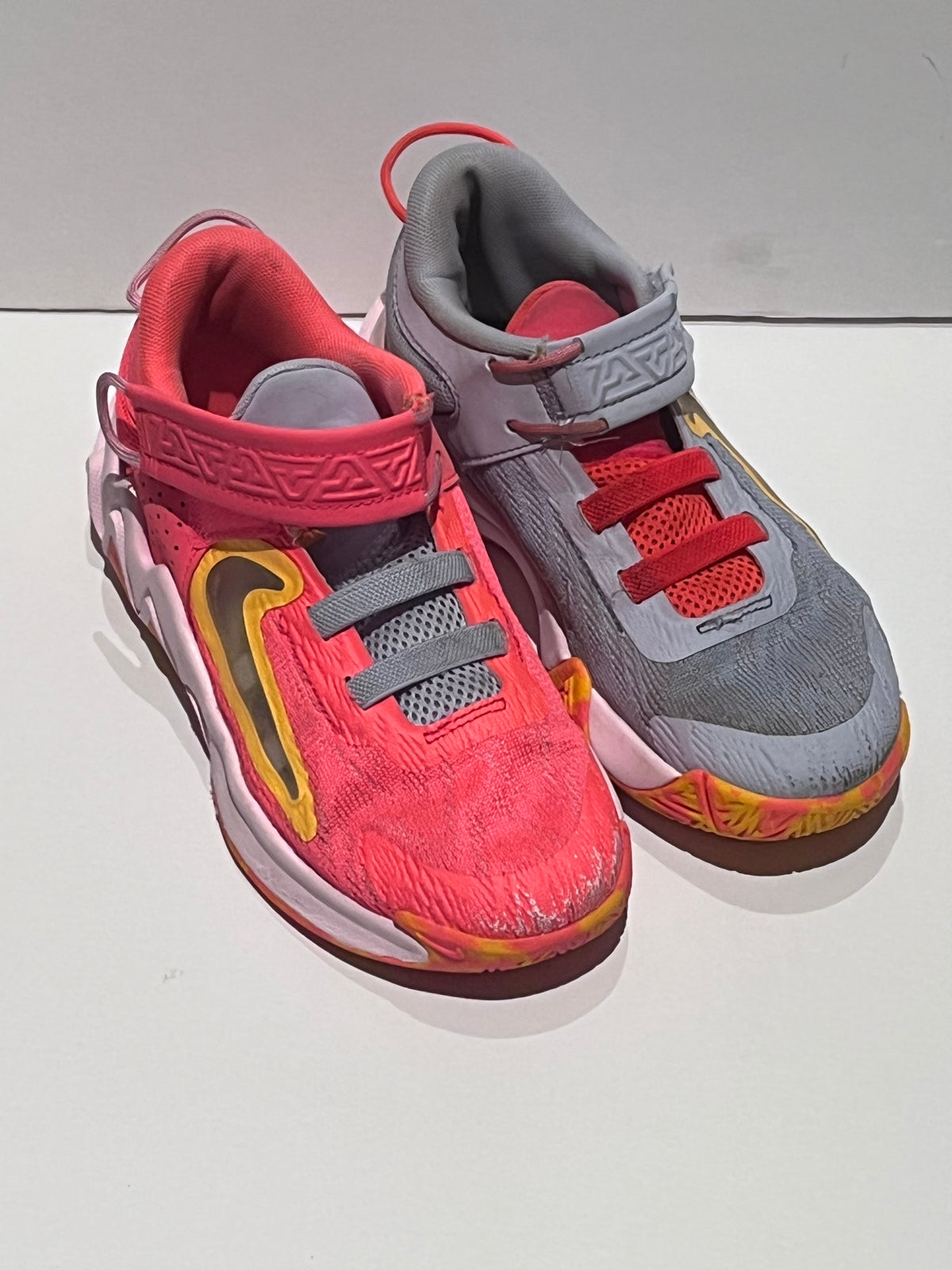 #125 Girls or Boys Nike Giannis Basketball Shoes Size 1.5