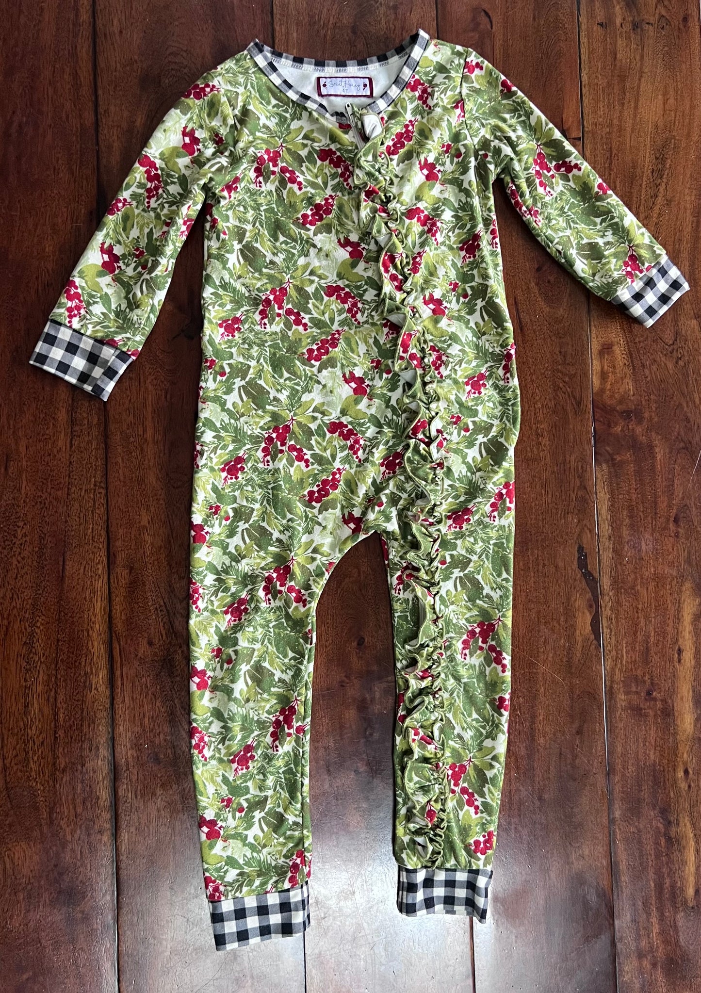 #66 4T girls Sweethoney holly layette (1-piece pajama) with adorable ruffle butt, GUC