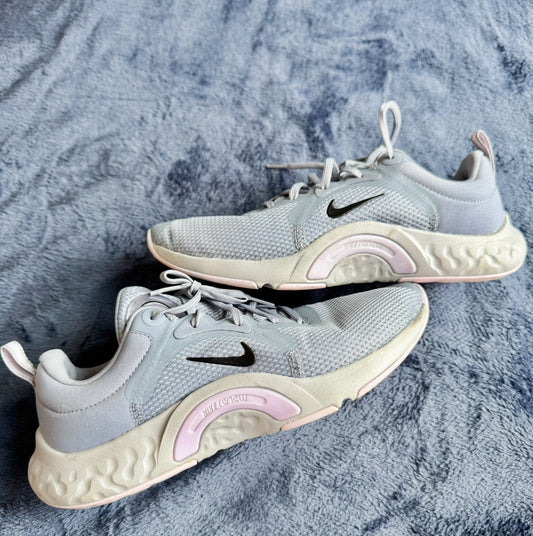 #74- Nike EUC size 8 light purple and grey bottom