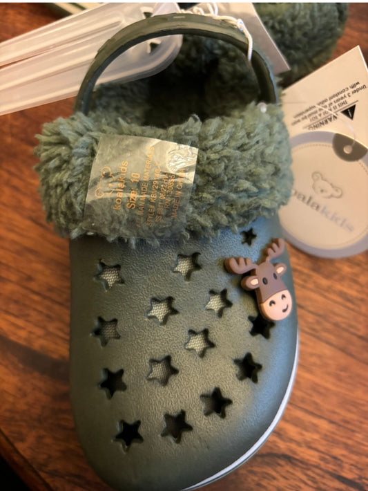#156 reduced! NWT size 7 No brand fleece lined crocs