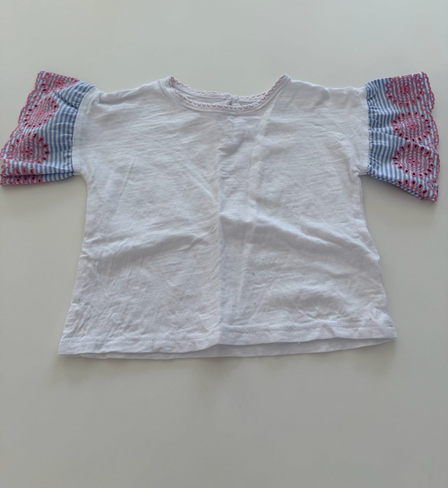 *reduced* #117, Girls 18M, Mudpie white top with seersucker sleeves, VGUC