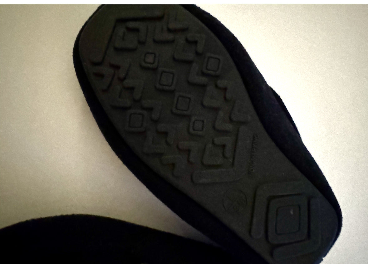 REDUCED #92 like new boys house slippers 9/10