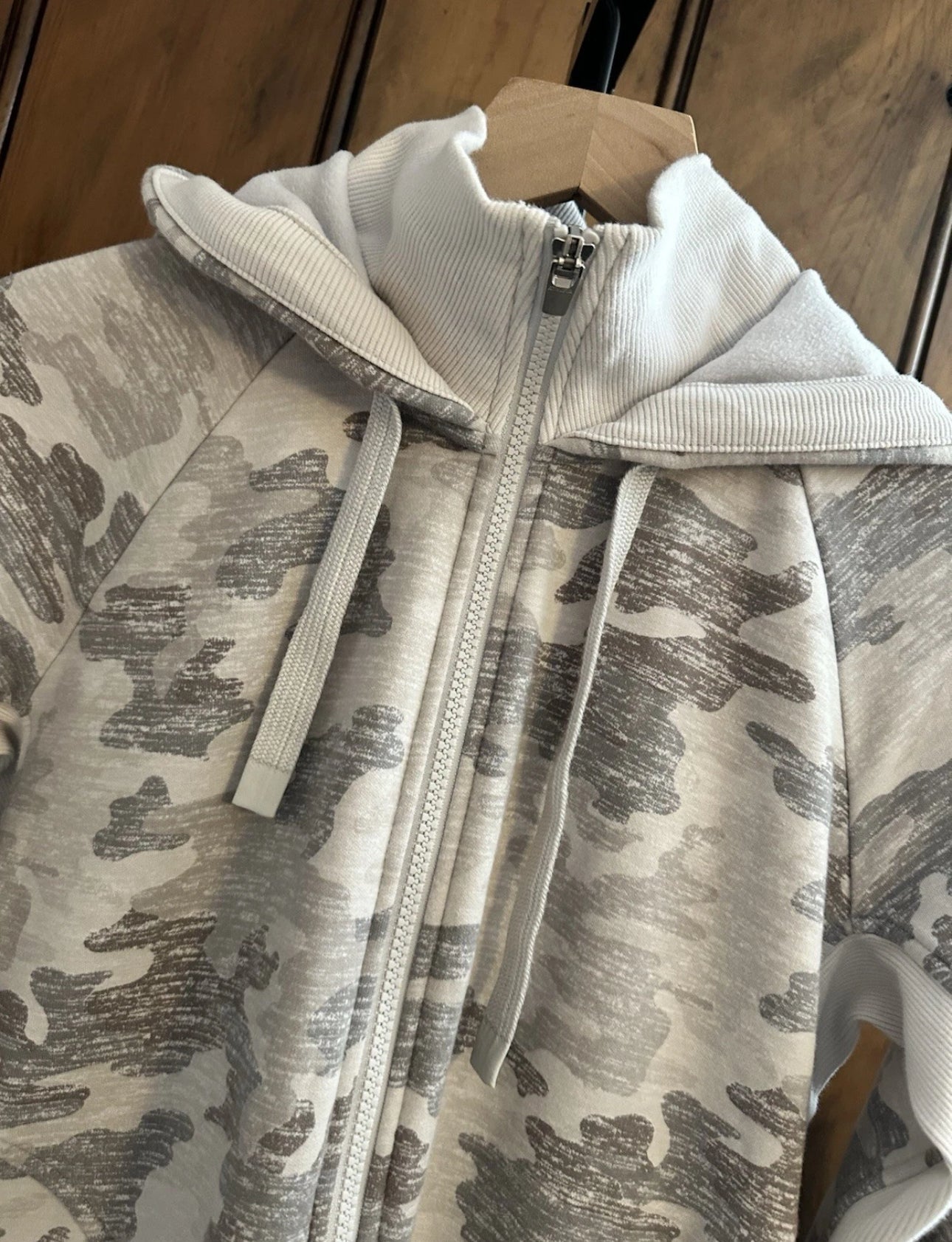 #111 Athleta Triumph Printed Hoodie Jacket, Grey Gypsum Camo Size Small Activewear