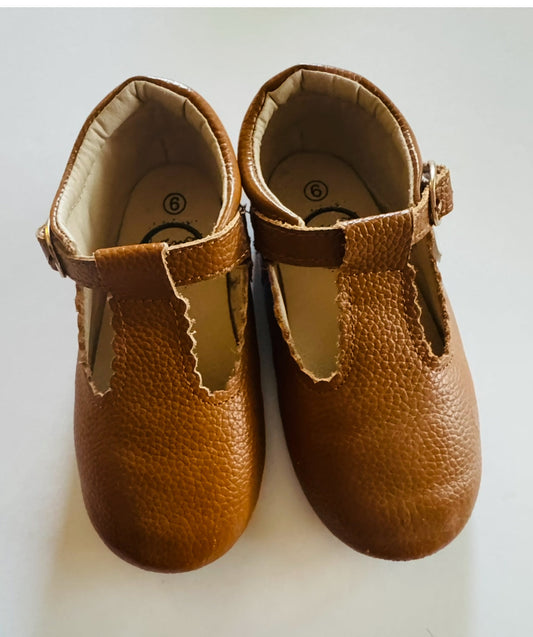 REDUCED # 92 Girls brown leather size 9 Mary Jane shoe. Like new