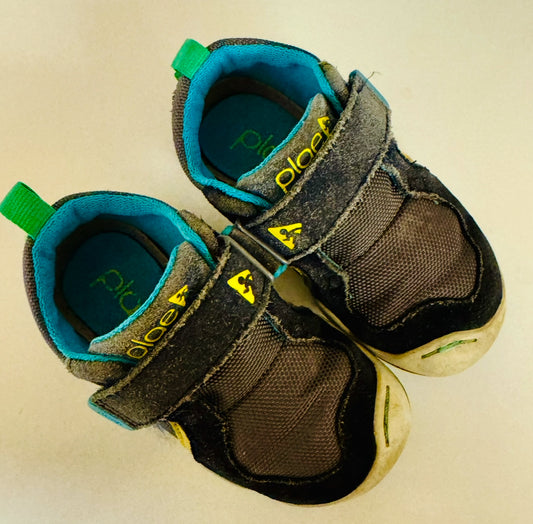 #92 Plae size 7 boys shoes. In box